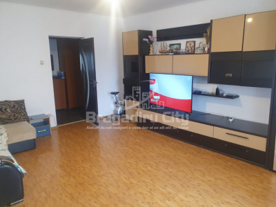 Ap 3 cam et 5/7 liber langa autogara Militari